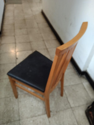 實心意大利櫸木椅共四張 外觀很乾淨 保存的很好 便宜出售共1200元