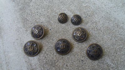 早期臺灣總督府---日據時代銅製鈕扣-------中學生-----------共5大2小