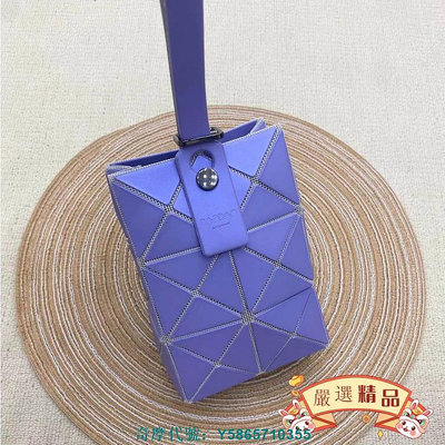 99新二手 Issey Miyake（三宅一生）BAOBAO 小方盒 手機包 手提包 手挽包 磨砂紫色 免運
