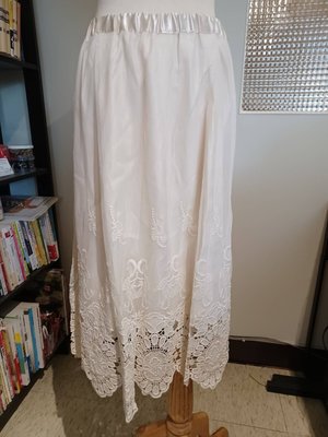Te chichi ♥日本品牌♥ 米白色素面  拼接刺繡蕾絲  鬆緊腰設計  紗裙