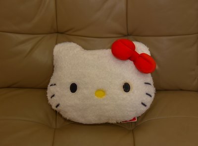 日本東京Hello Kitty精品,全新,包裝完整(大頭紅蝴蝶結抱枕  長29cm  寬38cm  厚14cm )