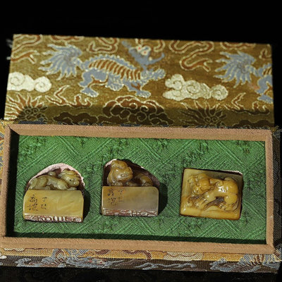 珍藏壽山石田黃凍雕刻瑞獸鈕印章，印章尺寸分別為3.8×2.2×3.8厘米、3.5×25200