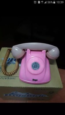 早期亮粉紅電木電話以前旅館情侶套房專用區