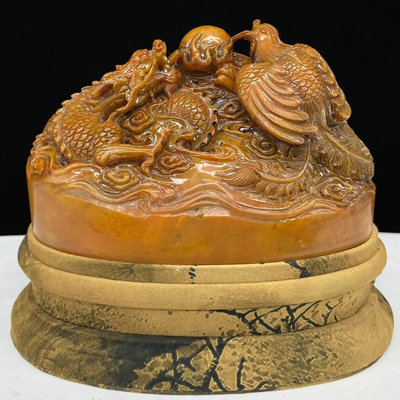 木盒典藏珍品           壽山石田黃石雕刻龍風印章擺，石質堅硬，細膩飽滿，雕1234