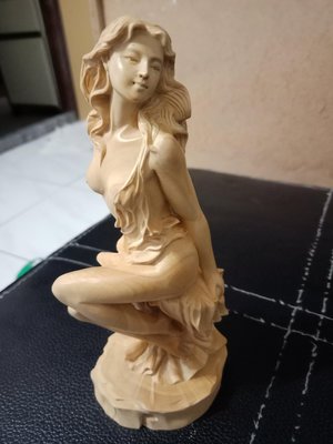 黃楊木美女雕像