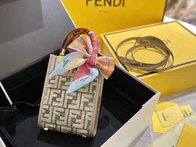 送絲巾 Fendi 小琴譜 搭配衣服莫名的高級感FENDI的Sunshine小號玳瑁手提斜挎 NO115129