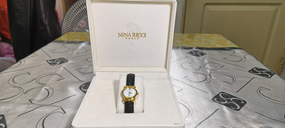 Nina Ricci 蓮娜麗姿經典蝴蝶結造型金色石英皮帶手錶 珍珠母貝錶盤 9成新有原廠盒 機能行走正常