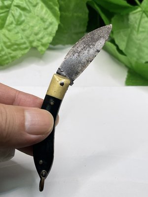 【士林刀】老碳鋼製-牛角柄 士林刀-牛角黃銅士林刀(1)—展開長度大約 11.2公分