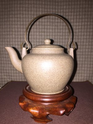 早期紫砂壺—提樑款式，泥料:老段泥(青降坡)，獨孔出水，空壺容量約240CC