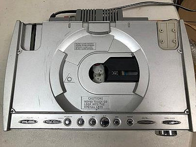 二手收音擴大機 CD故障 轉盤與上蓋不見了 收音機正常 要接喇叭才能聽 有重低音輸出與重低音開關