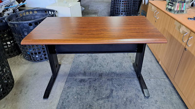 【尚典中古家具】木紋黑腳HU辦公桌(120) 中古.二手.會議桌.木紋辦公桌.雙色辦公桌.