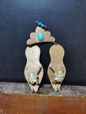 一雙美麗的繡花鞋工藝品銅雕擺件掛件。大師手工紅銅打造，外沿尺18124