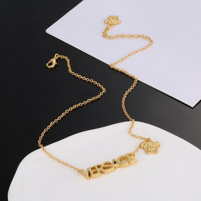 【二手】范思哲Versace此款金色項鏈是一款優雅十足的配飾，飾有一枚美杜莎