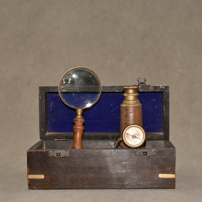 早期收藏 尼泊爾純銅望遠鏡放大鏡指南針一套擺件 做工精細 品相如圖 尺寸：望遠鏡：長4厘米 古玩雜項 舊藏老貨 古董擺件【老物件】98069