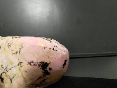 ［ 塑工坊 ］ 台灣 花蓮玫瑰石 把玩石 粉色系  顏色清爽 產地： 花蓮 立霧溪 上方有上漆