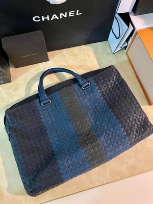 BOTTEGA VENETA  公事包 電腦包 BV專櫃購入 內裡外觀都極新  幾乎跟新的一樣 真品真品 「無背帶」