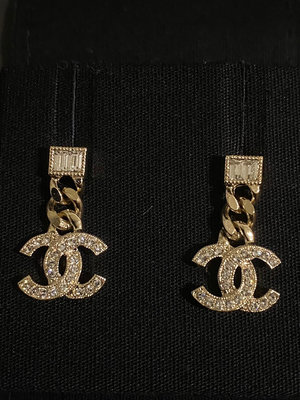 Chanel AB9352，金色方型水鑽+鍊條+雙c水鑽耳環。