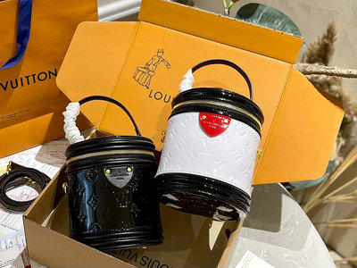 【二手】漆皮   折疊禮盒+飛機箱 Lv Cannes 漆皮 發財桶 圓桶包