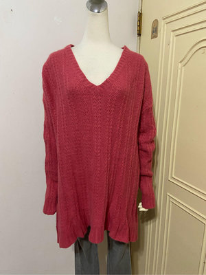 精品服飾V領梅紅落肩寬鬆針織長版毛衣(適M～L)*250元直購價*