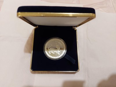 民國87年發行國泰人壽保險百萬明星會員紀念銀章，1盎斯，純銀999，附盒；如照片所示！