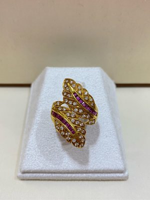天然紅寶石鑽石造型戒指，搭配黃18K金戒台，出清價25800元含運費，只有一個要買要快！寶石鮮紅顏色漂亮鑽石白亮，要買要快，款式獨特，厚重戒台有質感