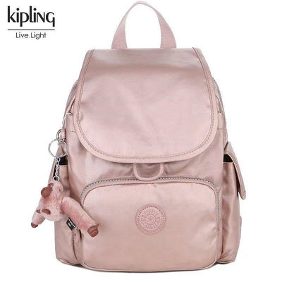 小Z代購#Kipling 猴子包 K12671 玫瑰金 輕量 多夾層時尚雙肩後背包 兩側有口袋 實用經典 旅行 出遊 防水 中款