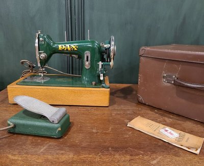 【卡卡頌  歐洲古董】Made in British 英國 PAX 綠色 電動 古董 縫紉機 手提皮箱 ss0648 ✬