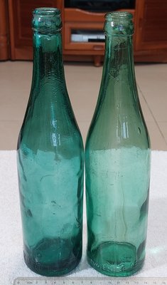 玻璃瓶(10)~空瓶~無蓋~綠色~凸字~醬油瓶~氣泡玻璃~味全食品工業股份有限公司~2支合售