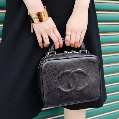 Chanel vintage 魚子醬荔枝皮黑色手提化妝箱，小款。