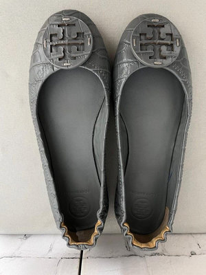 ~~挑找屋--TORY BURCH 美國品牌深灰色鱷魚壓紋鞋頭綴品牌logo後跟抽皺設計平底鞋