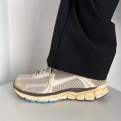 ❤全臺最低價&amp;LF奢品匯❤現貨 Nike Zoom Vomero 5 耐吉燕麥色網面舒適休閑女子跑鞋