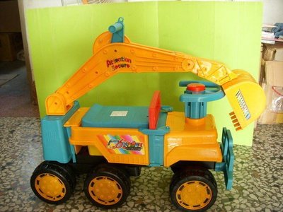 小猴子玩具鋪~ 台製072~大型可乘坐工程車/挖土機/有喇叭/方向盤.售價:600/款