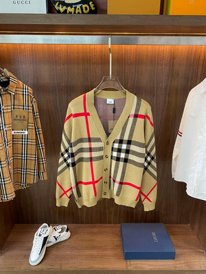 BURBERRY 巴寶莉。拼色格子經典拼色開衫外套全部對色定染含羊毛的棉紗線，柔軟親膚，雙層針織很厚實，手感 NO47749