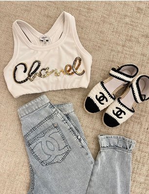 Chanel 香奈兒 漂亮甜美休閒舒適牛仔褲/百搭背心/瘦腳涼鞋，美麗舒適。夏天必備單品