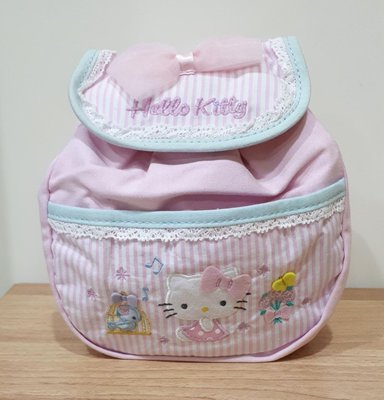 (特價)全新日本專櫃Hello Kitty可愛粉紅白條紋精緻刺繡字母圖騰滑面緞帶蝴蝶結布蕾絲滾邊結鬆緊束口掀蓋輕量後背包
