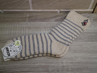 婕的店日本精品~日本帶回~Moomin嚕嚕咪小不點亞美米白條紋短襪 女襪子23~25cm