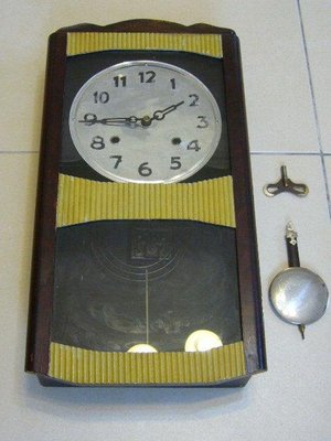 時鐘(1)~~早期原木掛鐘~~機械鐘~~發條鐘~~功能正常~~整點敲鐘~~懷舊.掛飾.道具