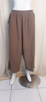 X205大尺寸蘭陵服飾，腰鬆緊咖啡棕八分寬褲