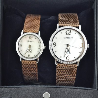 ORIENT東方錶‧典藏風鑽 白金系列 對錶‧珍珠螺貝面板，咖啡色蜥蜴皮錶帶  S77WX11S S45WX11S
