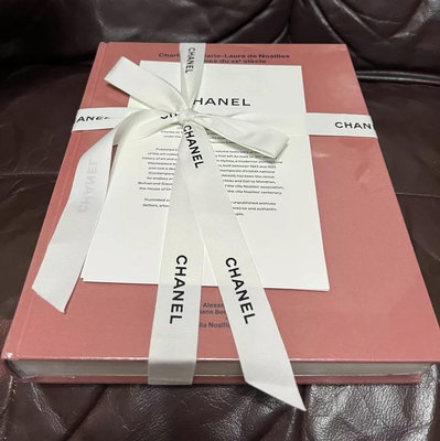 Chanel 香奈兒  24年高級成衣展發布會 Vic禮品，春夏畫冊 廣告冊 雜誌 宣傳冊  全新未拆 有塑封 360頁 超厚，值得收藏。 居家擺設，相當有質感