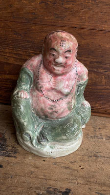 清代紅綠彩陶瓷手工彌勒佛雕像瓷器瓷雕，名副其實的彩繪花臉和尚 529