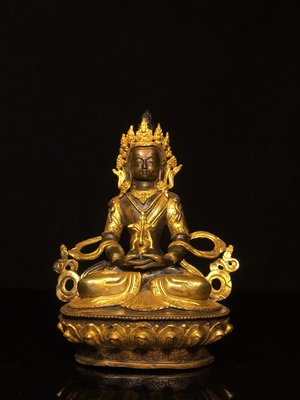 銅鎏金長壽佛佛像，寬14cm高21cm厚8cm，重1.1公斤，24080R