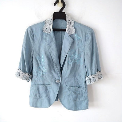 201005藍色棉麻電繡花朵薄西裝外套
