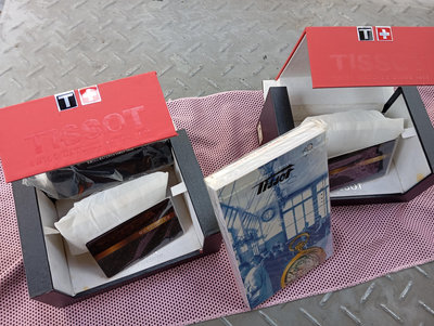 二個原廠TISSOT天梭錶盒   附保卡、說明書及錶袋