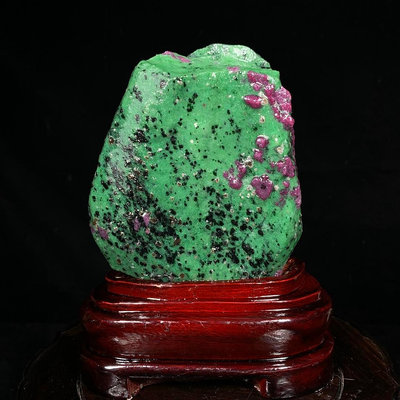奇石 原石擺件 緬甸紅綠寶 天然原礦帶座高15×9.5×5cm 重1.2公斤 編號240678