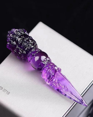 天然紫水晶俏色巧雕金剛杵降魔杵吊墜手把件把玩件。108.25mm重量：55g