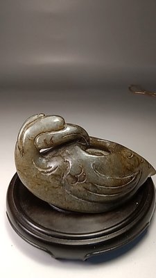 老玉高古玉新疆和闐青白玉鳥型水盂。長9厘米，高4.9厘米，重 191克