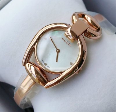 GUCCI Horsebit 珍珠母貝錶盤 玫瑰金色手鐲式不鏽鋼錶帶 石英 女士手錶 YA135908