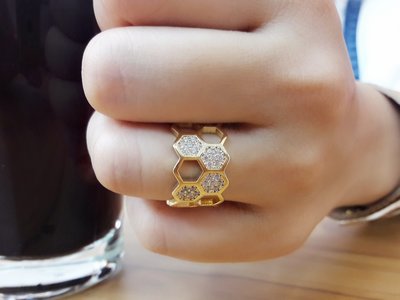 {be with u} 現貨 韓國 新品 嗡嗡嗡 小蜜蜂系列 金屬水鑽蜜蜂蜂巢造型戒指 寬版戒指 可微調戒指