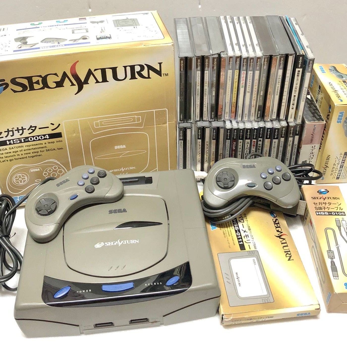 SEGA Saturn SS HST-0004 原廠主機（無改機）、原廠手把*2、原廠記憶卡*1、原廠加速卡*1、日製原廠遊戲*27，盒書對號。